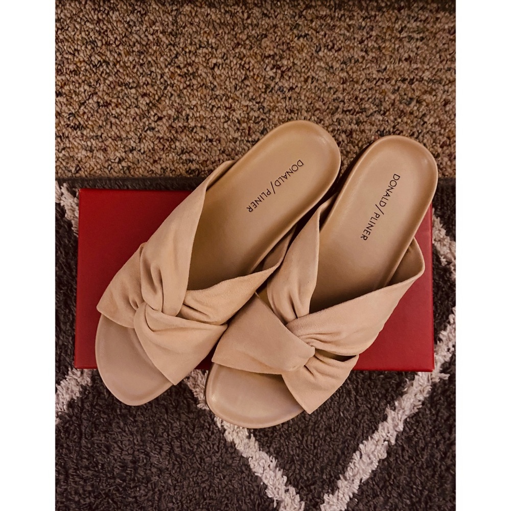 🌈 Donald Pliner Sandals!